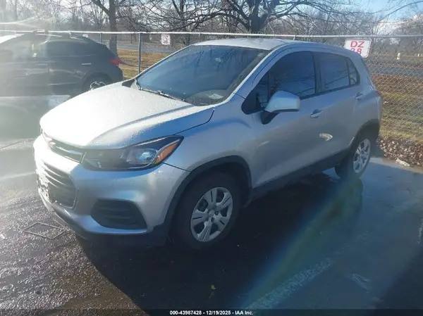 KL7CJKSB5JB612492 2018 CHEVROLET TRAX - Image 2
