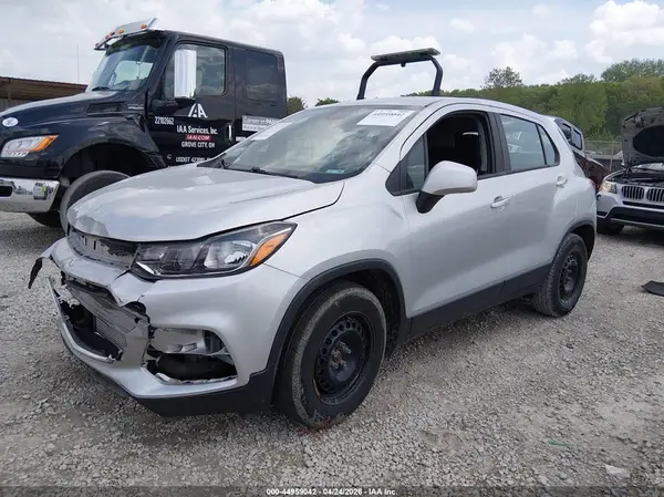 KL7CJKSB5JB622262 2018 CHEVROLET TRAX - Image 2