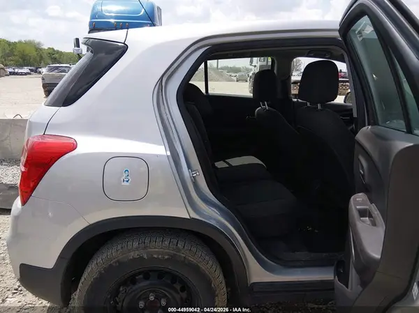 KL7CJKSB5JB622262 2018 CHEVROLET TRAX - Image 8