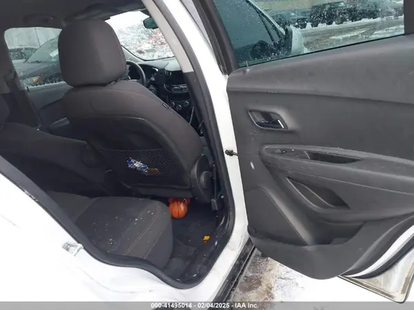 KL7CJKSB5JB622813 2018 CHEVROLET TRAX - Image 8