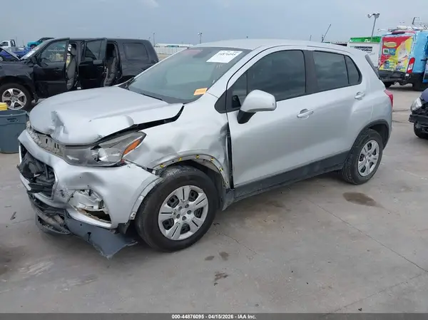 KL7CJKSB5JB631396 2018 CHEVROLET TRAX - Image 2