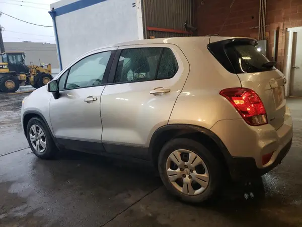 KL7CJKSB5JB700958 2018 CHEVROLET TRAX - Image 2