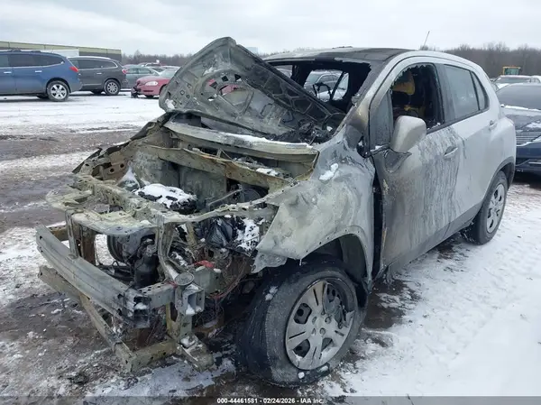 KL7CJKSB5JB710566 2018 CHEVROLET TRAX - Image 2