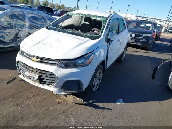 KL7CJKSB5JB720515 2018 CHEVROLET TRAX - Image 2