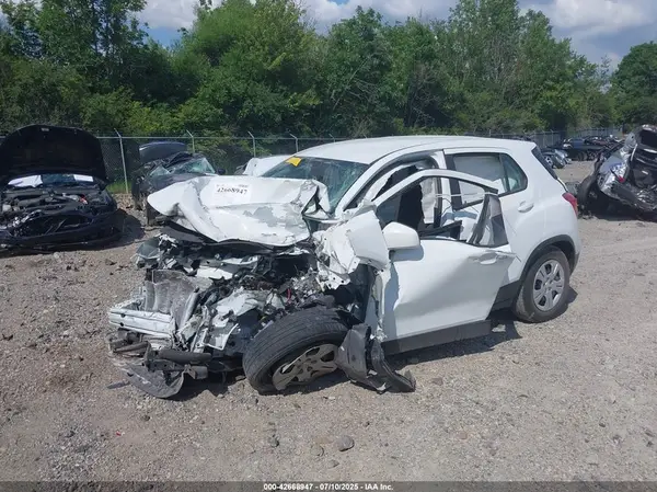 KL7CJKSB5JB721325 2018 CHEVROLET TRAX - Image 2