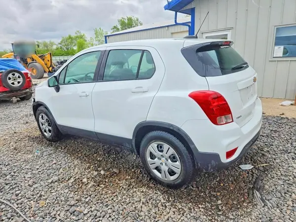 KL7CJKSB5JB721745 2018 CHEVROLET TRAX - Image 2
