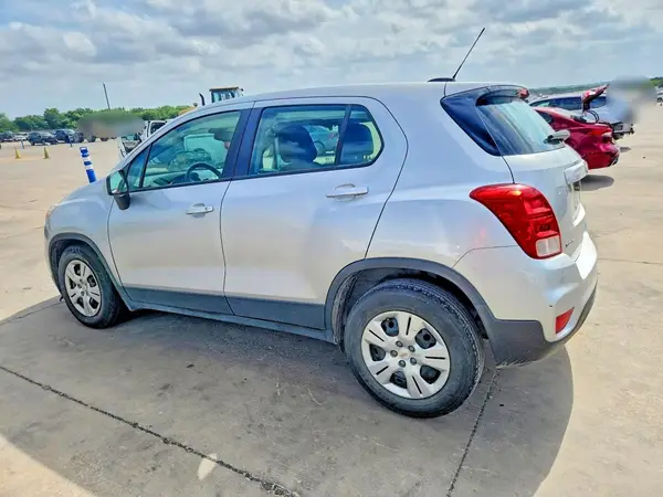 KL7CJKSB5JB732356 2018 CHEVROLET TRAX - Image 2