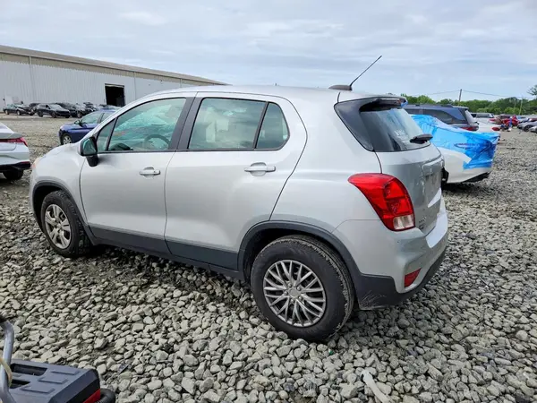 KL7CJKSB5JB734978 2018 CHEVROLET TRAX - Image 2