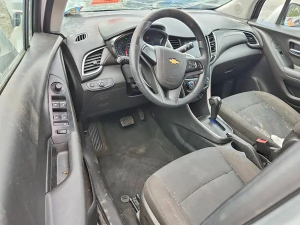 KL7CJKSB5JB734978 2018 CHEVROLET TRAX - Image 8