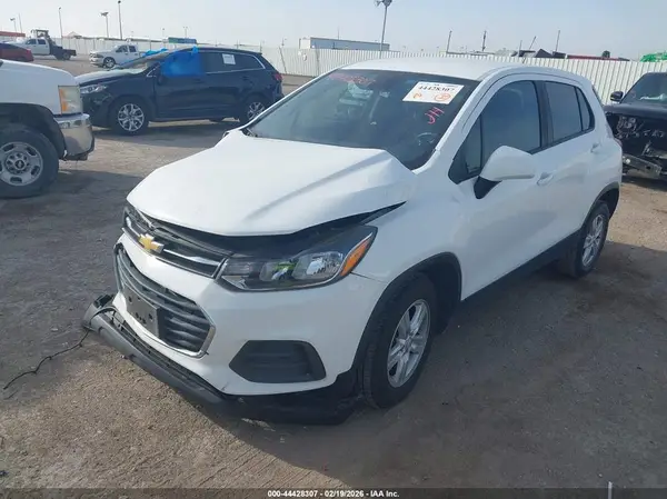 KL7CJKSB5LB065579 2020 CHEVROLET TRAX - Image 2