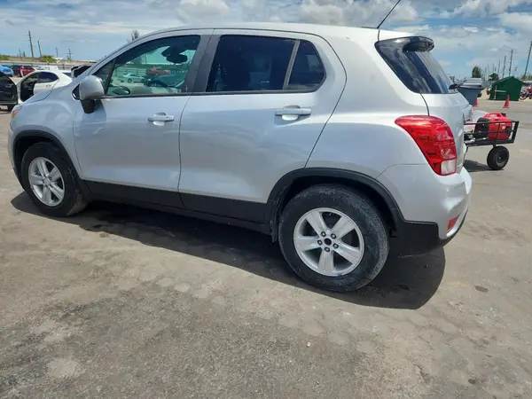 KL7CJKSB5LB326841 2020 CHEVROLET TRAX - Image 2