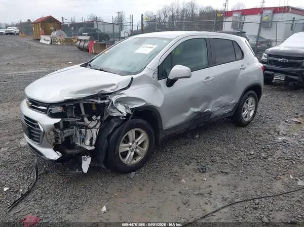 KL7CJKSB5MB301438 2021 CHEVROLET TRAX - Image 2