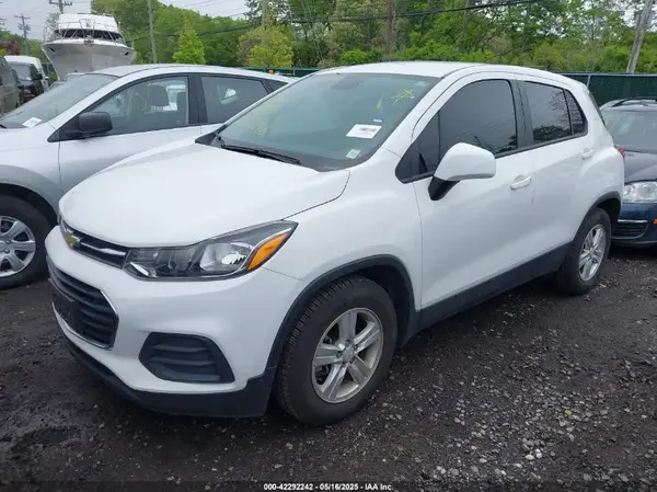 KL7CJKSB5MB327652 2021 CHEVROLET TRAX - Image 2