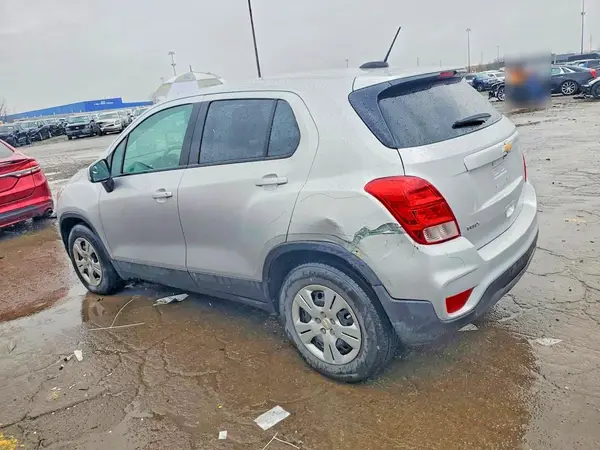 KL7CJKSB6JB530223 2018 CHEVROLET TRAX - Image 2