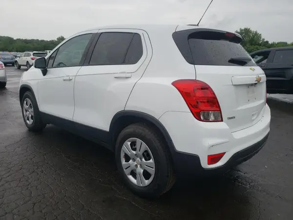 KL7CJKSB6JB572035 2018 CHEVROLET TRAX - Image 2