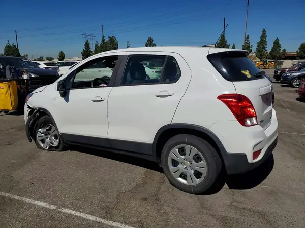 KL7CJKSB6JB608192 2018 CHEVROLET TRAX - Image 2