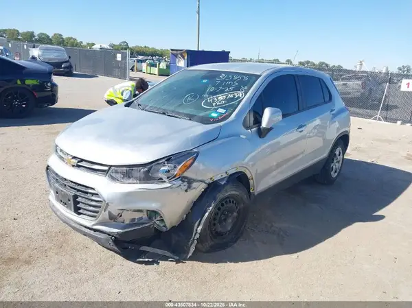 KL7CJKSB6JB636316 2018 CHEVROLET TRAX - Image 2