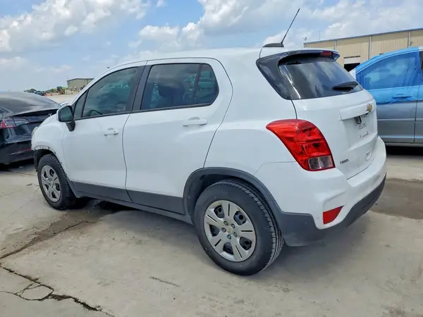 KL7CJKSB6JB720667 2018 CHEVROLET TRAX - Image 2