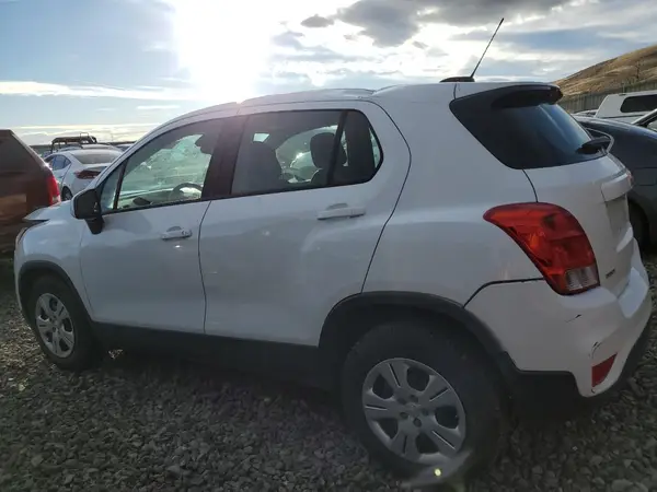 KL7CJKSB6JB722435 2018 CHEVROLET TRAX - Image 2