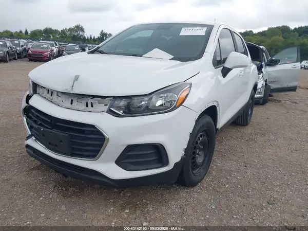KL7CJKSB6JB724329 2018 CHEVROLET TRAX - Image 2
