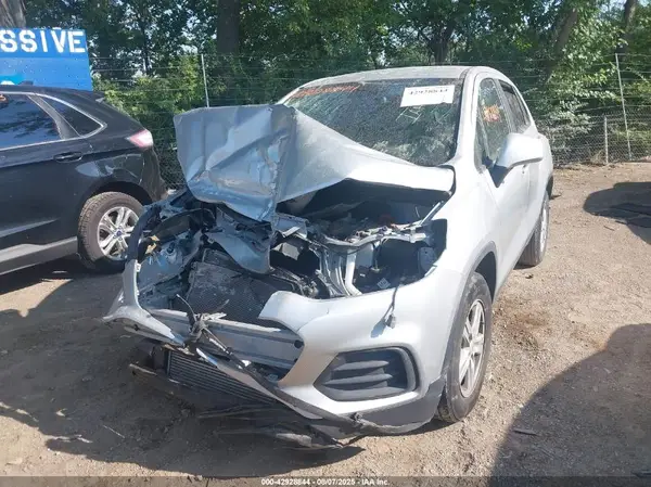 KL7CJKSB6LB018500 2020 CHEVROLET TRAX - Image 2