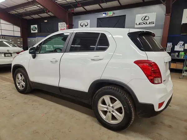KL7CJKSB6MB302923 2021 CHEVROLET TRAX - Image 2
