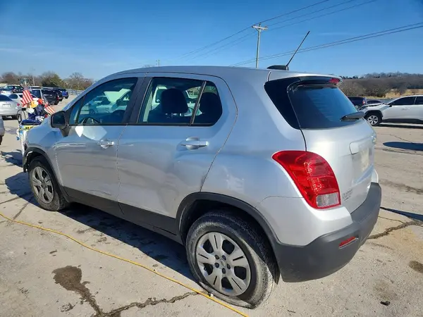 KL7CJKSB7GB761236 2016 CHEVROLET TRAX - Image 2