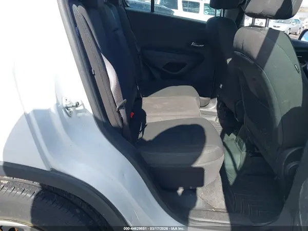 KL7CJKSB7GB761804 2016 CHEVROLET TRAX - Image 8