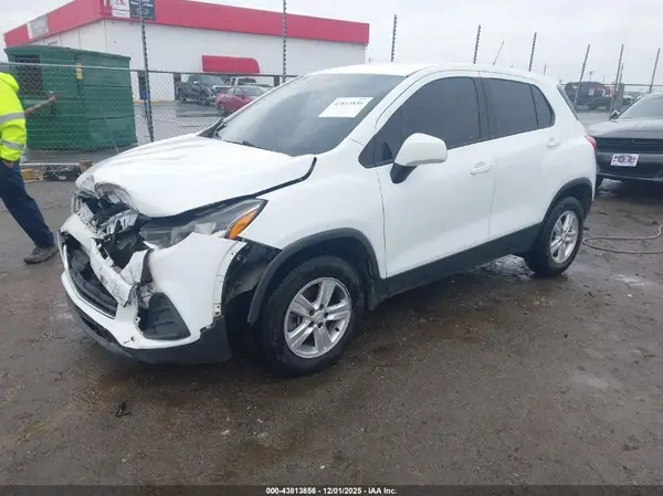 KL7CJKSB7HB061251 2017 CHEVROLET TRAX - Image 2