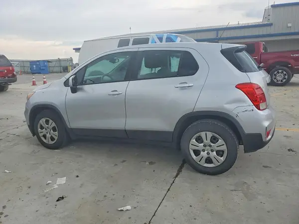 KL7CJKSB7JB543319 2018 CHEVROLET TRAX - Image 2
