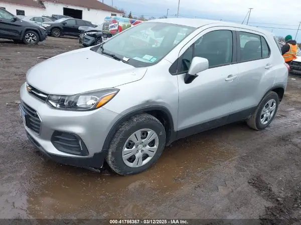 KL7CJKSB7JB574540 2018 CHEVROLET TRAX - Image 2