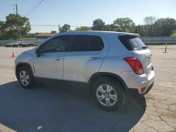 KL7CJKSB7JB599972 2018 CHEVROLET TRAX - Image 2