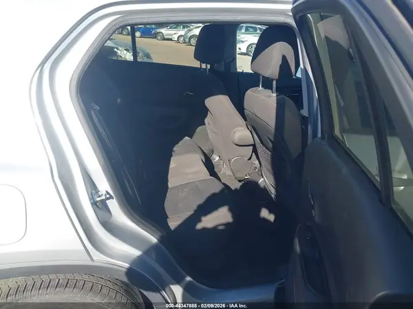 KL7CJKSB7JB606175 2018 CHEVROLET TRAX - Image 8
