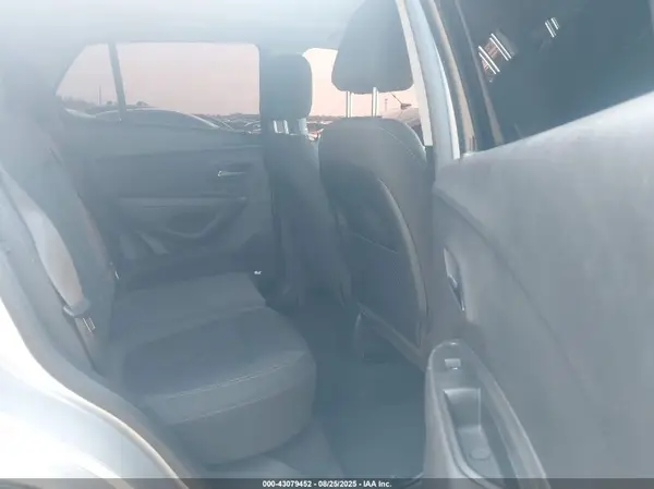 KL7CJKSB7JB646823 2018 CHEVROLET TRAX - Image 8