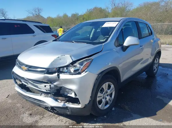 KL7CJKSB7JB647406 2018 CHEVROLET TRAX - Image 2