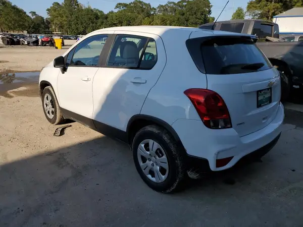 KL7CJKSB7JB724176 2018 CHEVROLET TRAX - Image 2
