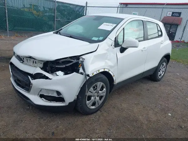 KL7CJKSB7JB724405 2018 CHEVROLET TRAX - Image 2