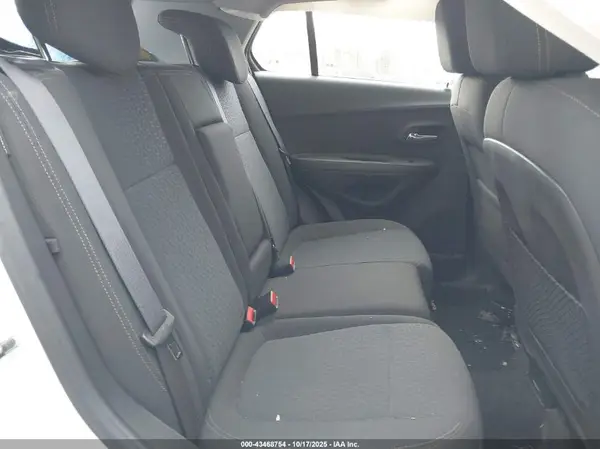 KL7CJKSB7JB724405 2018 CHEVROLET TRAX - Image 8