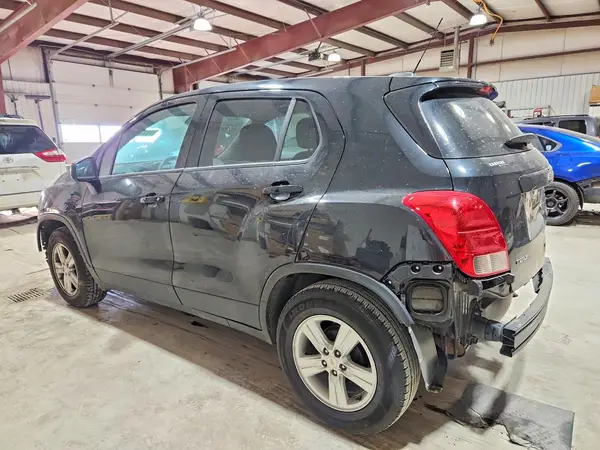 KL7CJKSB7LB015637 2020 CHEVROLET TRAX - Image 2