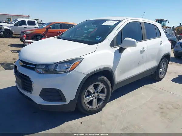 KL7CJKSB7LB073165 2020 CHEVROLET TRAX - Image 2