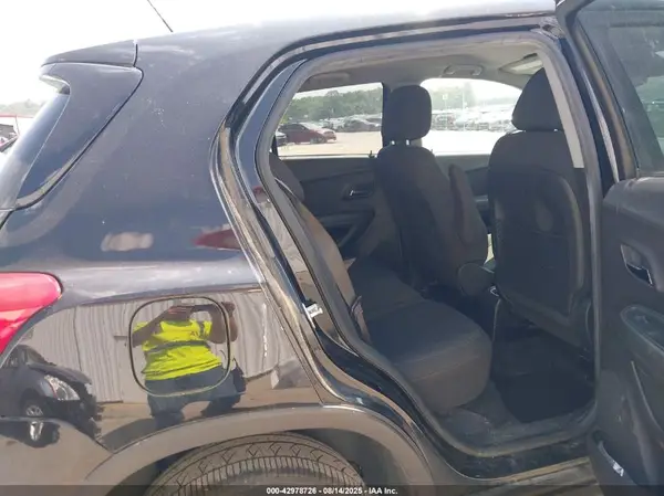 KL7CJKSB7LB327246 2020 CHEVROLET TRAX - Image 8