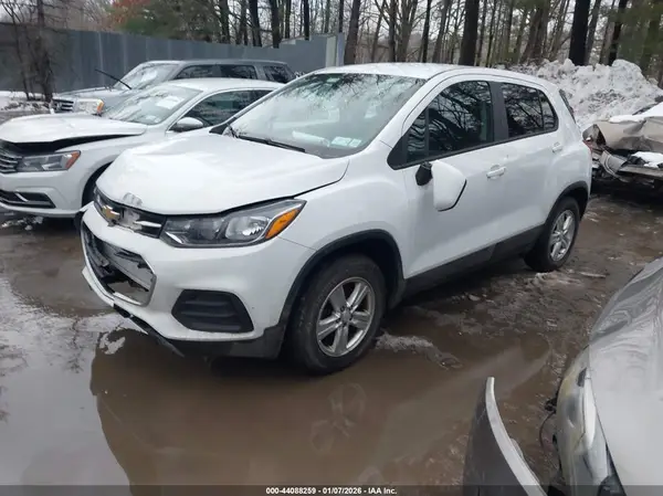 KL7CJKSB7MB301215 2021 CHEVROLET TRAX - Image 2