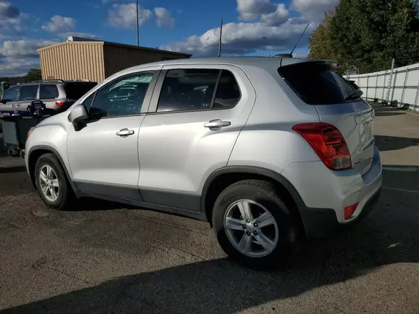 KL7CJKSB7MB301442 2021 CHEVROLET TRAX - Image 2