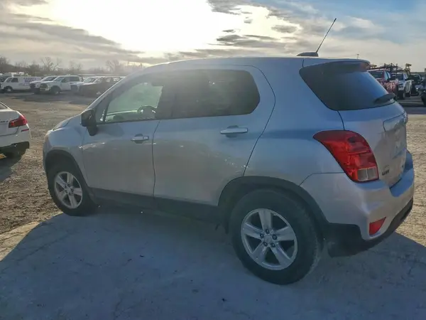 KL7CJKSB7MB301828 2021 CHEVROLET TRAX - Image 2