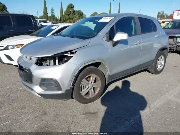 KL7CJKSB7MB307807 2021 CHEVROLET TRAX - Image 2