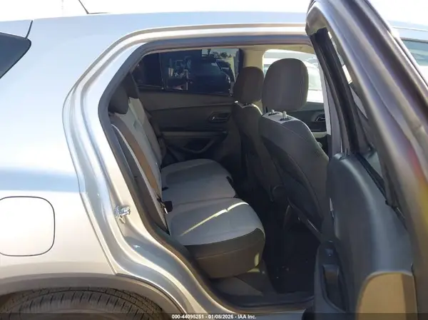 KL7CJKSB7MB307807 2021 CHEVROLET TRAX - Image 8