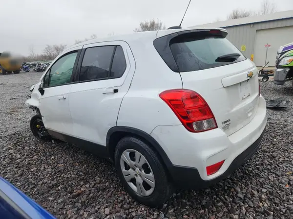 KL7CJKSB8HB075594 2017 CHEVROLET TRAX - Image 2