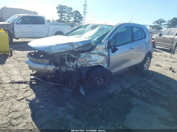 KL7CJKSB8HB224697 2017 CHEVROLET TRAX - Image 2
