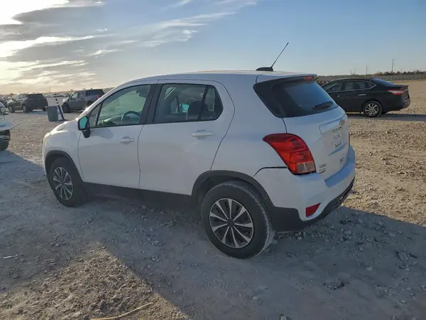 KL7CJKSB8JB517876 2018 CHEVROLET TRAX - Image 2