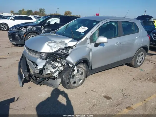 KL7CJKSB8JB524939 2018 CHEVROLET TRAX - Image 2